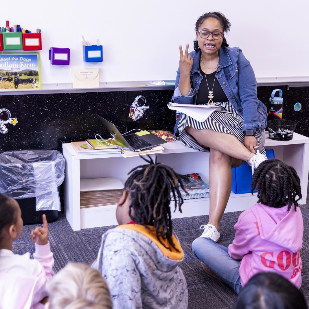  A teacher leads a structured literacy lesson